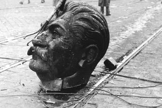 23. října 1956 Maďaři omotali Stalinovi lano kolem krku a strhli ho. Jeho hlava ležela na bulváru - Médium.cz